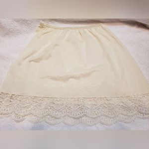 Vintage Vassarette Munsingwear Size D Small Ivory Slip Nylon Lace USA
